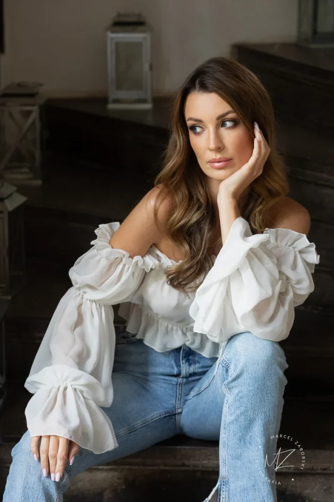 modelka pozuje do kobiecej sesji zdjęciowe