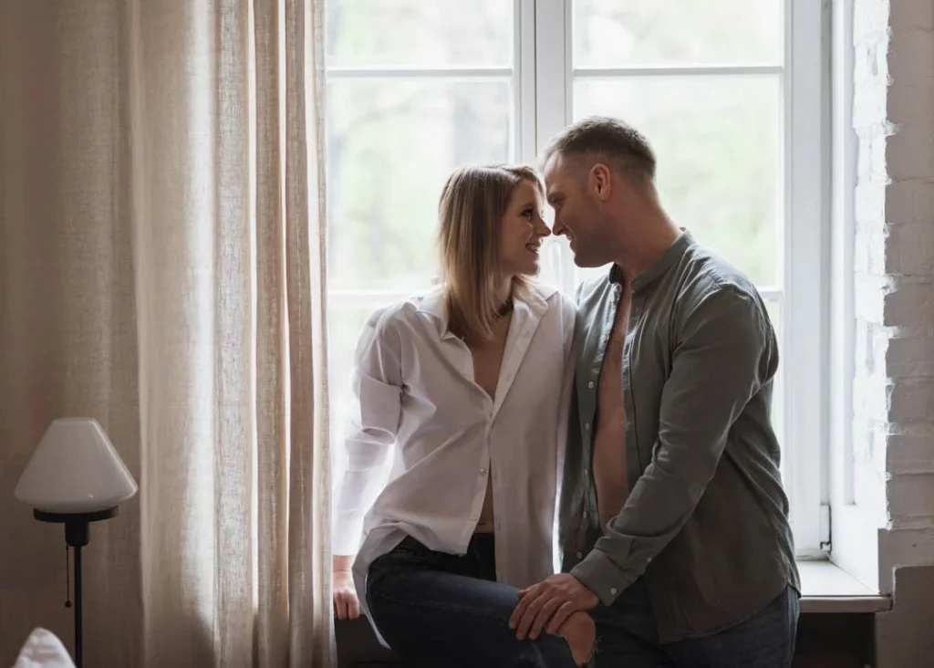 sensualna sesja dla pary, zdjęcia przy oknie